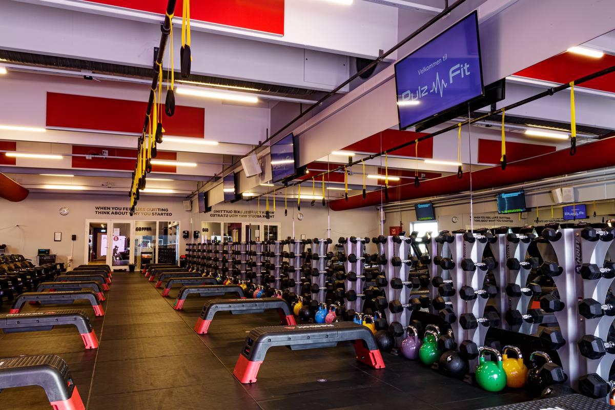 Træningssal med step, kettlebells og håndvægte