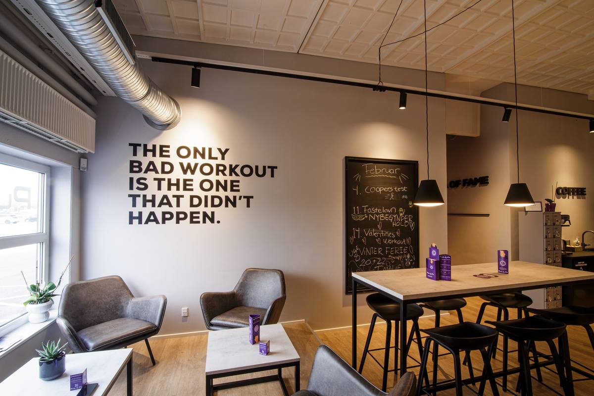 Caféområde med lounge og højbord